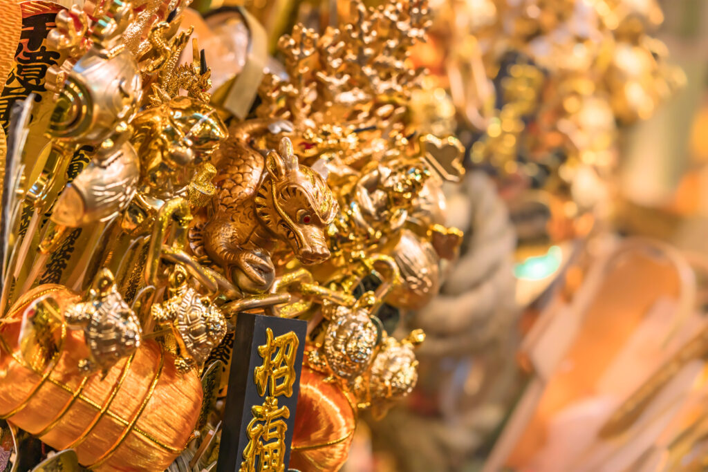 In the Tori-no-Ichi Festival, the God of Wealth Daikoku's auspicious rake or kissho kumade was decorated with golden mallets of fortune, bales of rice, turtles, and dragons